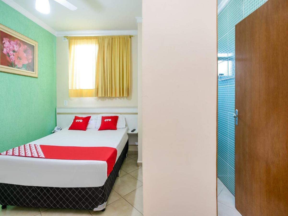 Oyo Hotel Dayse Santana de Parnaíba エクステリア 写真